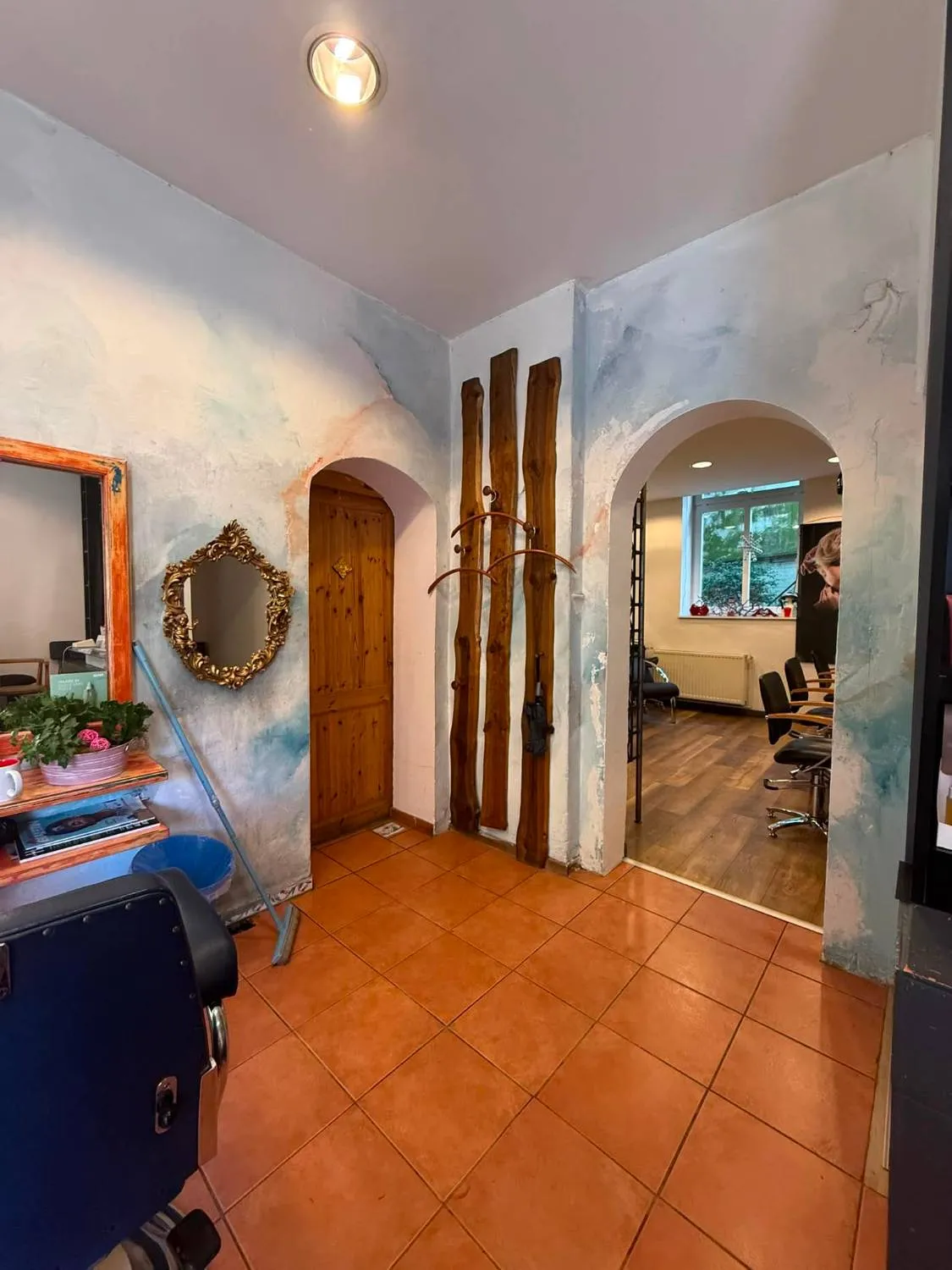 Eingangsbereich mit Rundbögen im Friseur am Michel Hamburg
