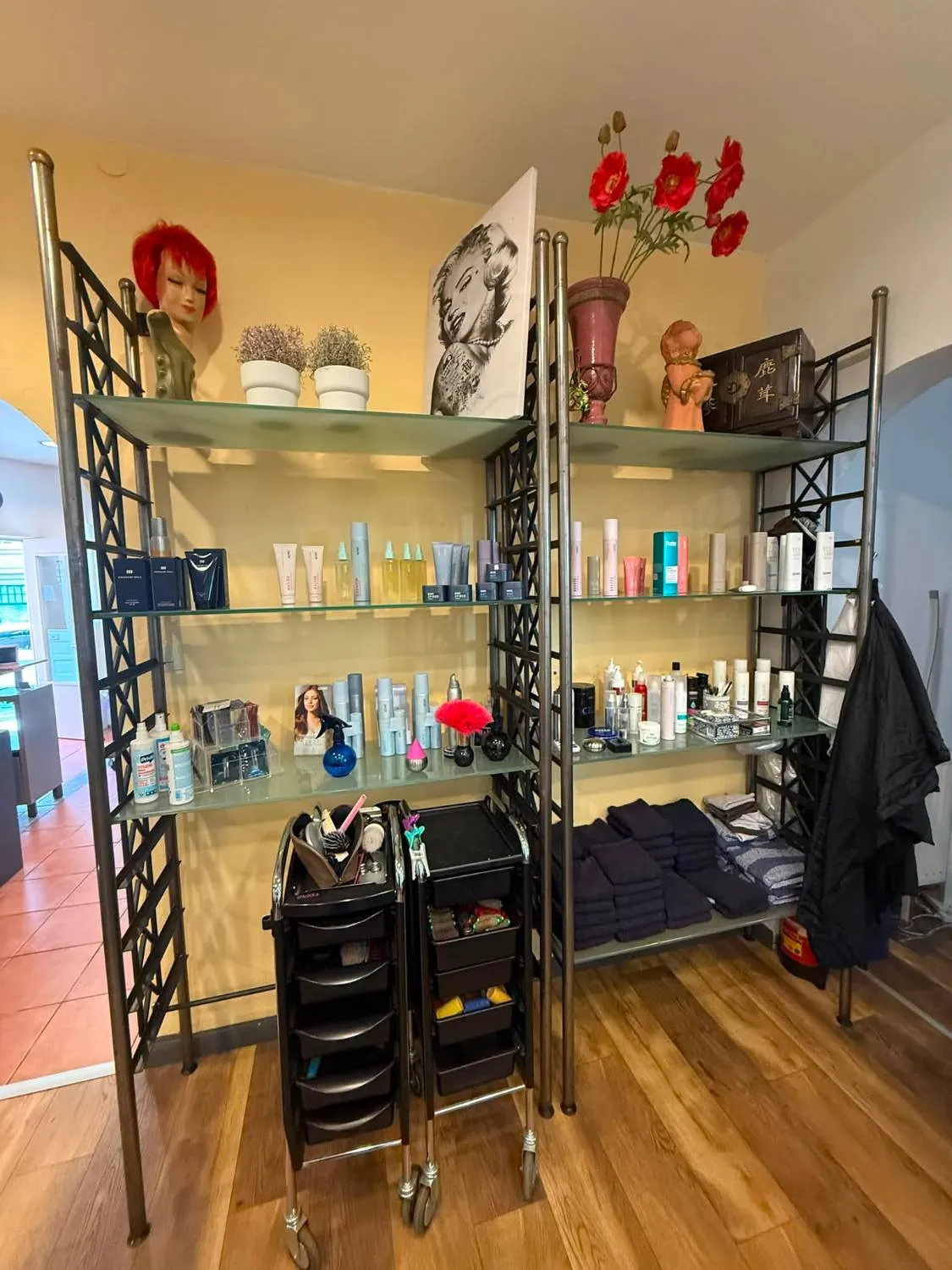 Regal mit Haarpflege-Produkten im Friseur am Michel Hamburg