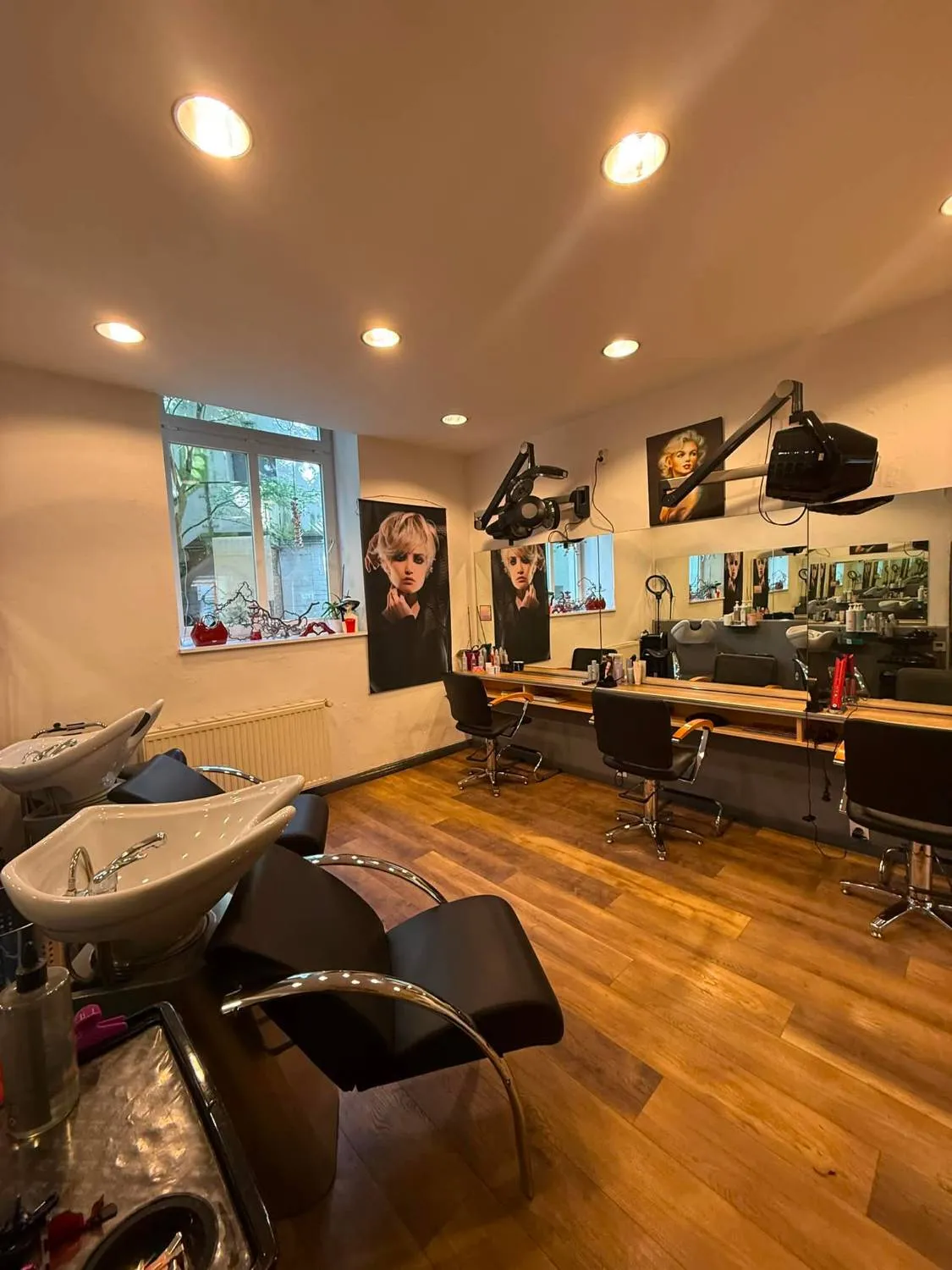 Innenansicht vom Friseur am Michel in Hamburg mit Frisierplätzen und Waschbecken